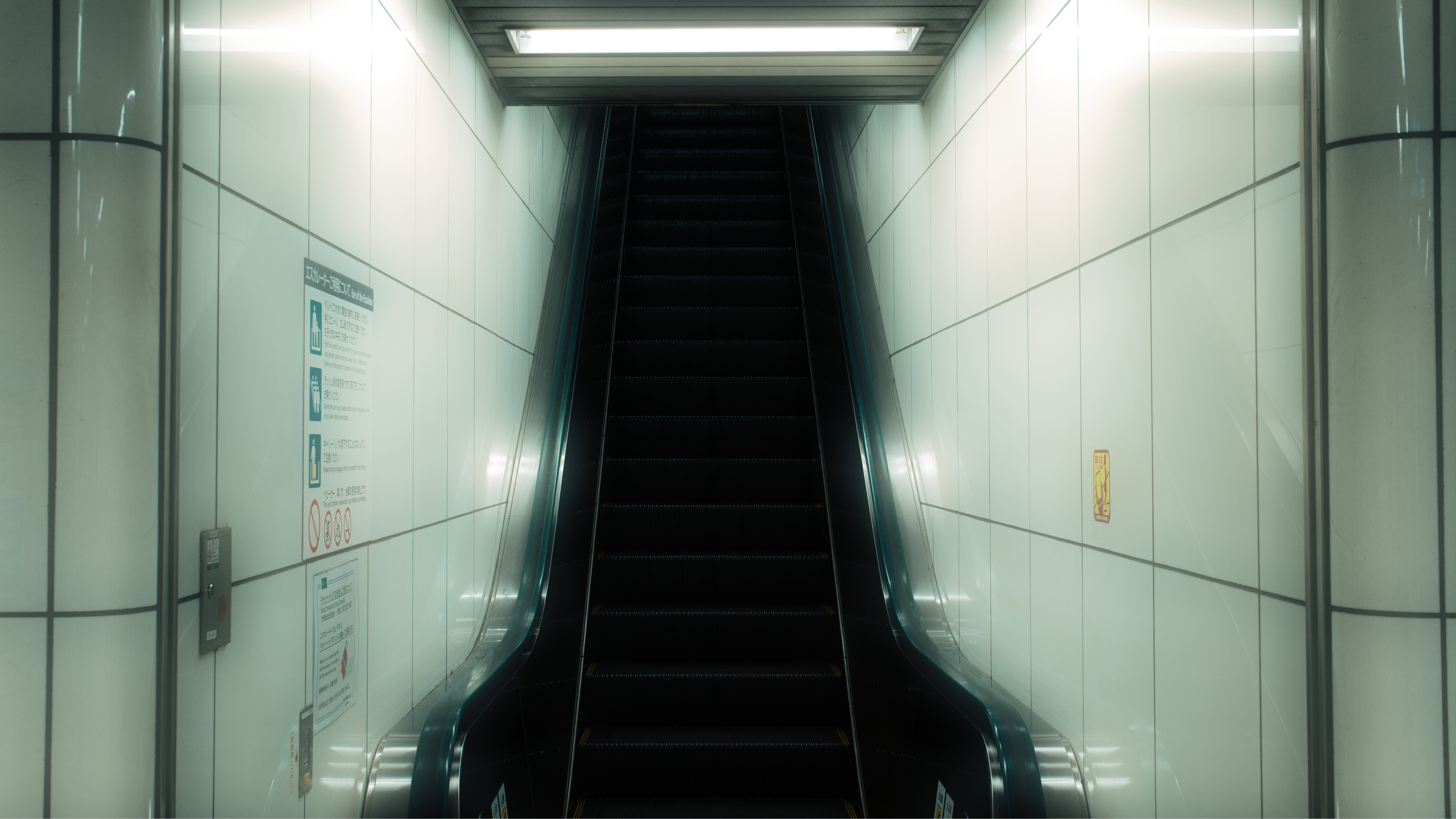 CINEMA MIST Black Mist 適用済み作例:地下鉄駅のエスカレーター
